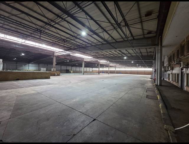 7,300M² WAREHOUSE TO LET IN MEREBANK EAST